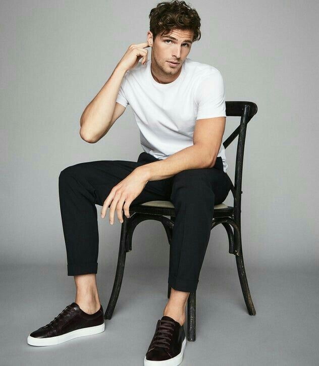 Casual weekend outfit for men with stylish graphic tee